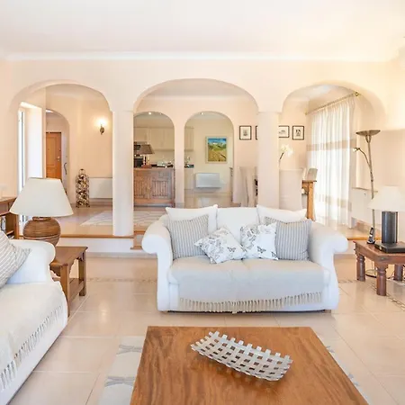 174 Gramacho - Immaculately Presented Villa Estombar