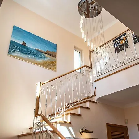 174 Gramacho - Immaculately Presented Villa Estombar