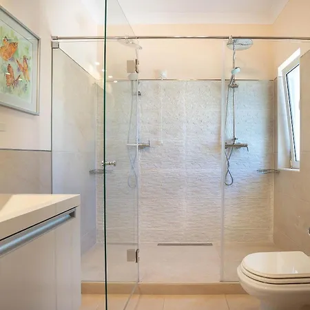 Villa 174 Gramacho - Immaculately Presented Estombar